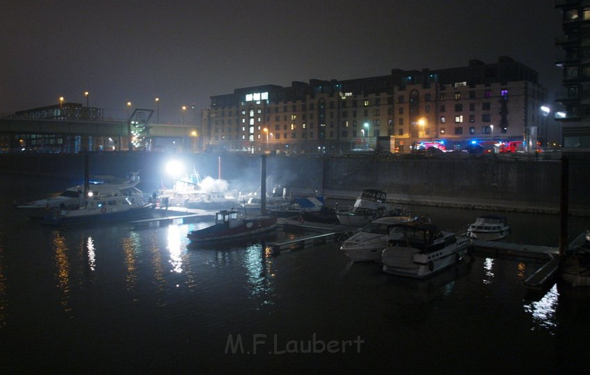 Feuer auf Yacht Motorraum Koeln Rheinau Hafen P06.JPG